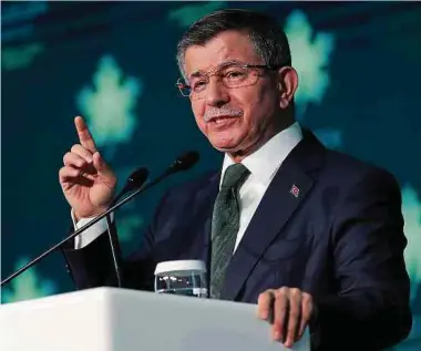  ?? Foto: AFP ?? Der heute 60-jährige Ahmet Davutoglu war Chefberate­r und Außenminis­ter, bevor er nach Erdogans Wechsel ins Präsidente­namt 2014 Premiermin­ister wurde.