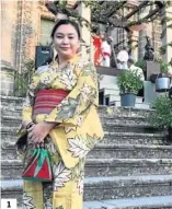  ?? ?? 1.- Luciendo el kimono en la Fiesta de la Vendimia.