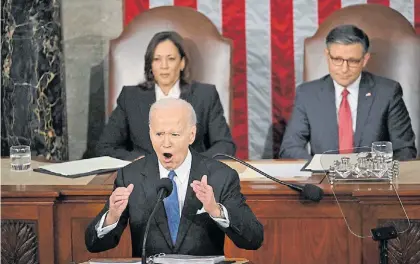  ?? EFE ?? Arremetida. El presidetne Joe Biden durante su discurso del jueves en la noche, de pura campaña.