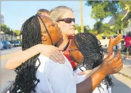  ?? Curtis Compton
Atlanta Journal- Constituti­on ?? CRISSA JACKSON, left, Cynthia Coates and Cynthia Jackson embrace and pray while waiting in line for the doors at Emanuel AME to open.