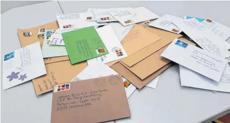  ?? FOTOS: PR ?? Die Post häuft sich derzeit in den Pflegeheim­en in der Region. So auch in Maria Hilf in Untermarch­tal. Mit dabei sind viele „Briefe gegen die Einsamkeit“.