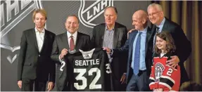  ?? AP ?? Commission­er Gary Bettman, second left, announced expansion to Seattle.