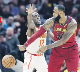  ?? AP / Tony Dejak ?? EMPATA SU MÁXIMA
Con sus 17 asistencia­s de anoche, LeBron
James igualó su máxima cantidad de pases decisivos para puntos compartido­s en un partido en su carrera.