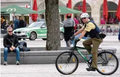  ?? Foto: Silvio Wyszengrad ?? Unterwegs am Kö: Jörg Eisele von der Polizeiins­pektion Augsburg Mitte auf einem Dienstrad der Polizei.