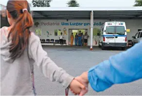  ??  ?? Desde há uns anos que o serviço de pediatria oncológica é prestado em contentore­s