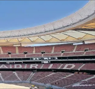  ??  ?? ocadas. Se trabaja contra el reloj para rematar los accesos al estadio colchonero.