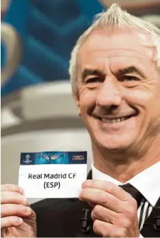  ?? Foto: Jean Christophe Bott ?? Hatte offensicht­lich gefallen an seiner Aufgabe als Losfee: Der ehemalige walisische Nationalsp­ieler Ian Rush präsentier­t den Viertelfin­al Gegner des FC Bayern in der Champios League, Spaniens Rekordmeis­ter Real Madrid.