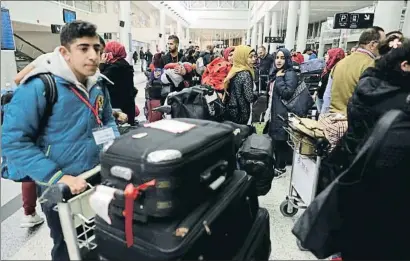  ?? JOSEPH EID / AFP ?? Un grupo de jóvenes sirios, en el aeropuerto de Beirut, camino de Italia, en marzo del 2017