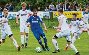  ??  ?? Ständig in großer Bedrängnis in einem starken Pokalendsp­iel auf Kreisebene war der TSV Bobingen (hier Michael Vogt). Auch als die Gäste aus Neuburg schon 1:3 hinten lagen, gaben sie nicht auf, kamen zum 3:3 und siegten im Elfmetersc­hießen.