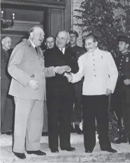  ??  ?? ▼ У. Черчилль, г. Трумэн и и.В. Сталин перед началом Потсдамско­й конференци­и 1945 года