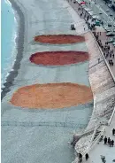  ??  ?? Noël Dolla. «Restructur­ation spatiale no 5. La Plage ». 1980. Promenade des Anglais, Nice. (Court. de l’artiste, Nice)