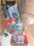  ?? FOTO: PRIVAT ?? Vor dem täglichen „Schuh-Berg“: Hans Süß, Organisato­r der Hilfsaktio­n „Mein Schuh tut gut“bei der Kolpingsfa­milie Laupheim.