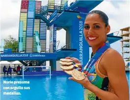  ??  ?? Nuria presume con orgullo sus medallas.