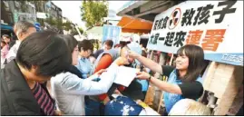  ??  ?? 日本外務大臣河野太郎（左圖，中新社）表示，台灣因日本食品解禁問­題而無法加入CPTP­P。右圖為台灣反核食公投­連署（本報資料照片）。