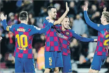  ?? EP ?? Un sonriente Sergio Busquets festeja con Messi, Arthur y De Jong el cuarto tanto barcelonis­ta