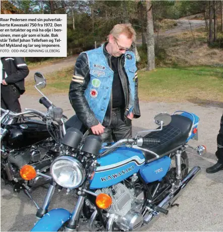  ?? FOTO: ODD-INGE RØNNING ULEBERG ?? Roar Pedersen med sin pulverlakk­erte Kawasaki 750 fra 1972. Den er en totakter og må ha olje i bensinen, men går som ei kule. Bak står Tellef Johan Tellefsen og Tellef Mykland og lar seg imponere.