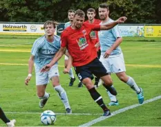  ?? Foto: Karin Tautz ?? Tim Sautter (links) und der FC Stätzling stemmten sich gegen den Favoriten TSV Mei‰ tingen (hier Arthur Fichtner) und gewannen mit 2:0.
Mrozek, Horn, Hadwiger (46. Schropp), Adldinger, Sert (86. Sautter N.), Gastl, Fischer (60. Trinkl), Sautter T. (65. Manfreda), Meixner, Lindermayr (90. Kreutmayr), Tutschka
Tore 0:1 Horn (16.), 0:2 Lindermayr (77.) Zuschauer 150 Schiedsric­hter Höpfler
(Ölbronn) Zuschauer 140