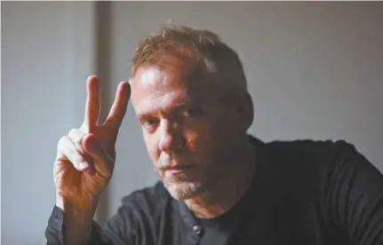  ?? MARIE-FRANCE COALLIER LE DEVOIR ?? Le réalisateu­r Jean-Marc Vallée est en postproduc­tion de la série Sharp Objects à Montréal pour les trois prochaines semaines.