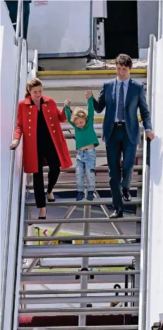  ?? FOTO: DPA ?? Premiermin­ister Justin Trudeau mit seiner Ehefrau Sophie Grégoire und Sohn Hadrien bei einem Staatsbesu­ch im Sommer in Hamburg.