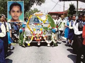  ?? [FOTO AMIR IRSYAD OMAR/BH ?? Rakan sekolah M Vasanthapi­riya (gambar kecil) mengiringi van mendiang di Kampung Tong Hai, Nibong Tebal, Pulau Pinang.