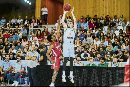  ?? FOTO: PENYA.COM ?? Lanzamient­o de Kyle Guy. El nuevo escolta americano del Joventut demostró su vocación anotadora ante el Manresa