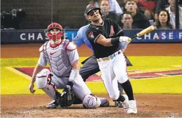  ?? RICK SCUTERI AP ?? Arizona’s Gabriel Moreno hits a RBI single to drive home the go-ahead run in the eighth inning Friday.