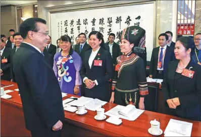  ?? WU ZHIYI / CHINA DAILY ?? Premier Li Keqiang joined on Thursday a group discussion with the delegation of the Guangxi Zhuang autonomous region on the report delivered by General Secretary Xi Jinping at the opening session of the 19th CPC National Congress.