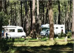  ??  ?? L’aire de camping-car du Vivier, 180 places à l’ombre et à deux pas de la mer.
