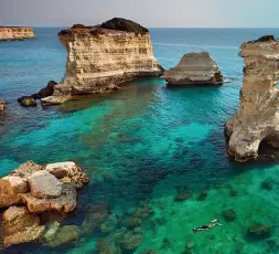  ??  ?? Per mare e per terra
A sinistra, una delle immagini della campagna di Pugliaprom­ozione. Sopra, il frame iniziale del video di Alessandro Piva, che andrà in ondasu La7 e sui canali sport, cinema e arte di Sky