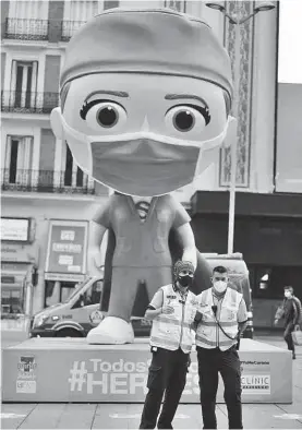 ??  ?? Escultura de la `supersanit­aria' en la plaza del Callao de Madrid.