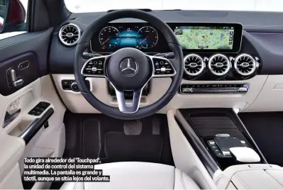  ??  ?? Todo gira alrededor del 'Touchpad', la unidad de control del sistema multimedia. La pantalla es grande y táctil, aunque se sitúa lejos del volante.
MERCEDES GLA
El espacio a bordo de este SUV es suficiente incluso en la parte trasera. No tendrás problemas para entrar o salir con comodidad. Delante, cuenta con un acolchado cómodo y con ajustes eléctricos. La banqueta se puede extender para descansar las piernas.