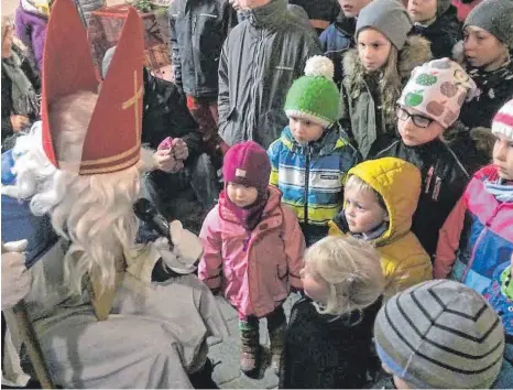  ?? FOTO: TSV NIEDERSTAU­FEN ?? Die Buben und Mädchen lauschen gespannt den Worten des heiligen Nikolaus’.