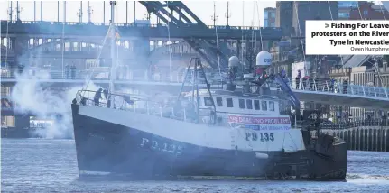  ?? Owen Humphreys ?? &gt; Fishing For Leave protesters on the River Tyne in Newcastle