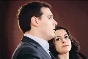  ?? ERIC GAILLARD / REUTERS ?? Albert Rivera e Inés Arrimadas, ayer en rueda de prensa