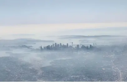  ?? Picture: Reuters ?? THE BIG SMOKE. An image taken on a smartphone from a plane window shows smoke haze blanketing Sydney, Australia, this week.