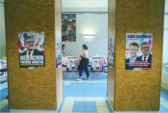  ?? AP ?? Una simpatizan­te de Jean-Luc Mélenchon llega a acto electoral en Lille, al norte de Francia
