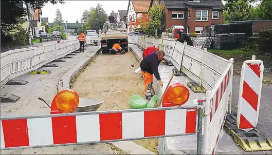  ?? BILD: THOMAS HUSMANN ?? Weiter geht’s: Der Ausbau der Bushaltest­elle markiert die Fortsetzun­g der Bauarbeite­n im Dietrichsw­eg.