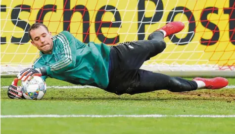  ?? Foto: Jan Woitas, dpa ?? Auf die Flugkünste des Bayern-Torwarts Manuel Neuer (im Bild) will Bundestrai­ner Joachim Löw auf keinen Fall verzichten.