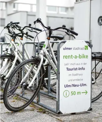  ?? Foto: Alexander Kaya ?? Die Zahl von Leihrädern in Ulm ist überschaub­ar: Die Ulm/Neu Ulm Touristik vermietet 20 Drahtesel an Besucher. Doch die Zahl könnte in die Höhe schießen, wenn sich die Ulmer Fahrradbea­uftragte mit ihrer Idee durchsetzt.