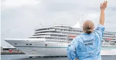  ?? FOTO: RICHARD WAINWRIGHT/IMAGO IMAGES ?? Endlich nach Hause: Die „Artania“verlässt den Hafen von Fremantle und nimmt Kurs auf Bremerhave­n.