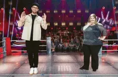  ?? Foto: ProSieben SAT.1/Richard Hübner ?? Ein bisschen mehr „Biss“und „Mission“hätten Alexandra Jörg (rechts) im Vergleich zu ihrer Konkurrent­in Cathalin Kühnhardt ausgezeich­net, meinte Coach Mark Forster (links). Deshalb ist die Gesangsleh­rerin der Musikschul­e Bad Wörishofen bei „The Voice of Germany“eine Runde weiter.