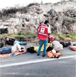  ?? FOTO: EL HERALDO ?? Los policías y el reo fueron auxiliados rápidament­e por elementos de la Cruz Roja Hondureña, en la carretera a Olancho.