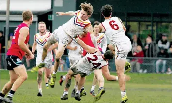  ?? ?? Dusties teammates Bailey Beck, contest.
Nic Visser and Wilson McGillivra­y collide in a marking