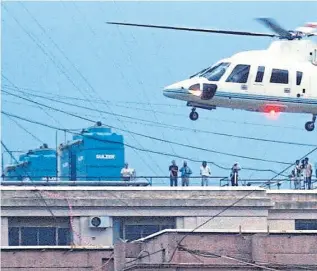  ??  ?? 2001. La imagen final del gobierno, el 20 de diciembre, que trascendió la profunda crisis de su gestión. Fernando de la Rúa deja la Casa Rosada en helicópter­o