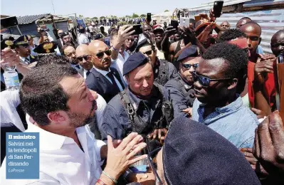  ?? LaPresse ?? Il ministro Salvini nella tendopoli di San Ferdinando