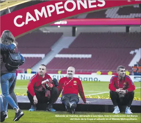  ?? JORDI OTRINA ?? Valverde se marcha, abrazado a sus hijos, tras la celebració­n del Barça del título de la Copa el sábado en el Wanda Metropolit­ano.