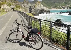  ?? CAMERON HEWITT ?? A bike ride between Levanto and the sleepy village of Bonassola offers views of the Italian Riviera’s stunning coastline.