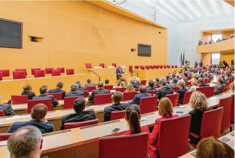 ?? Foto: Ralf Lienert ?? Wie viele Abgeordnet­e wird Augsburg künftig im bayerische­n Landtag sitzen haben? In der aktuellen Legislatur­periode sind es vier, ihre Zahl könnte aber auf bis zu acht Politiker steigen.