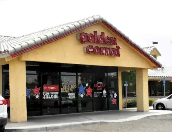  ?? PHOTO AARON BODUS ?? The Golden Corral Buffet & Grill at N. 2018 Imperial Ave. in El Centro closed its door for the last time on Wednesday.