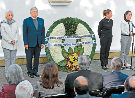  ?? JESÚS QUINTANAR ?? Olga Sánchez Cordero, López Obrador, Beatriz Gutiérrez Müller y Claudia Sheinbaum, en la guardia de honor.
